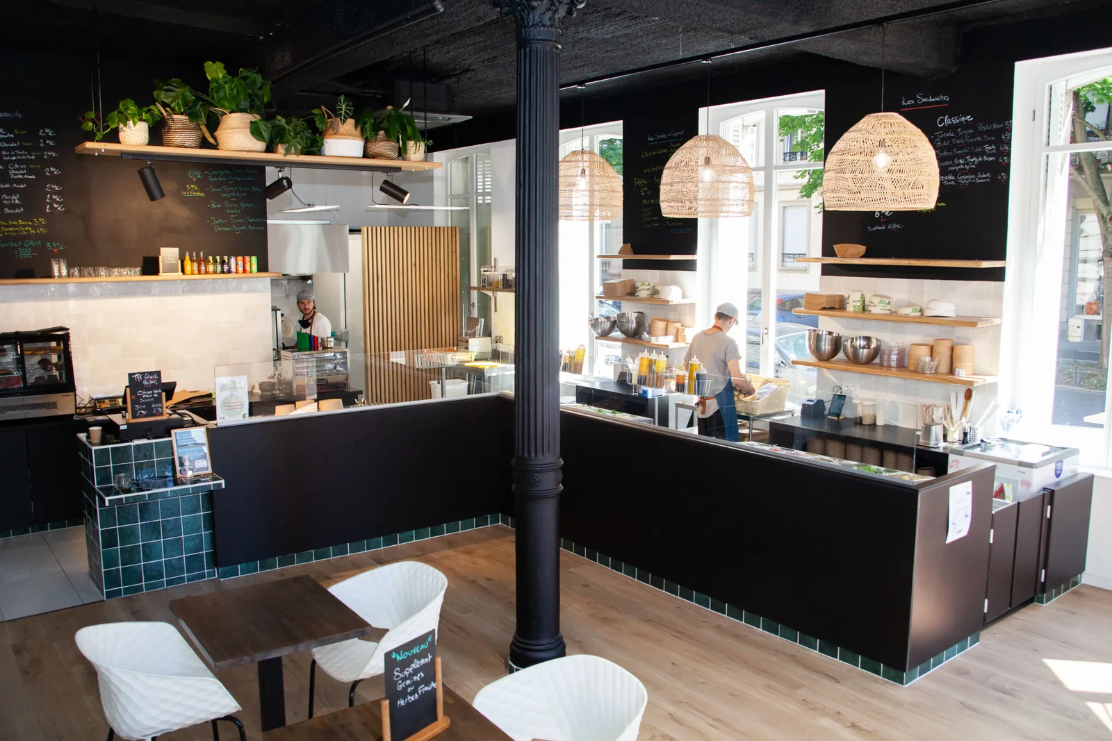 Le comptoir et la cuisine ouverte