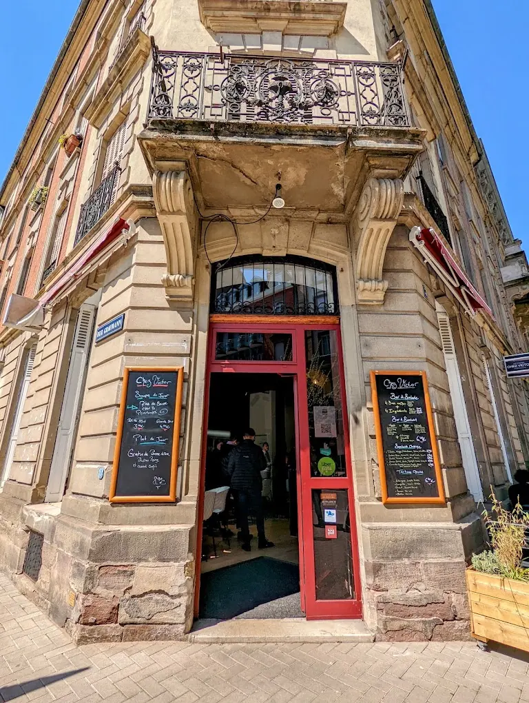 L'entrée de Chez Victor, rue Graumann, porte rouge et ardoises