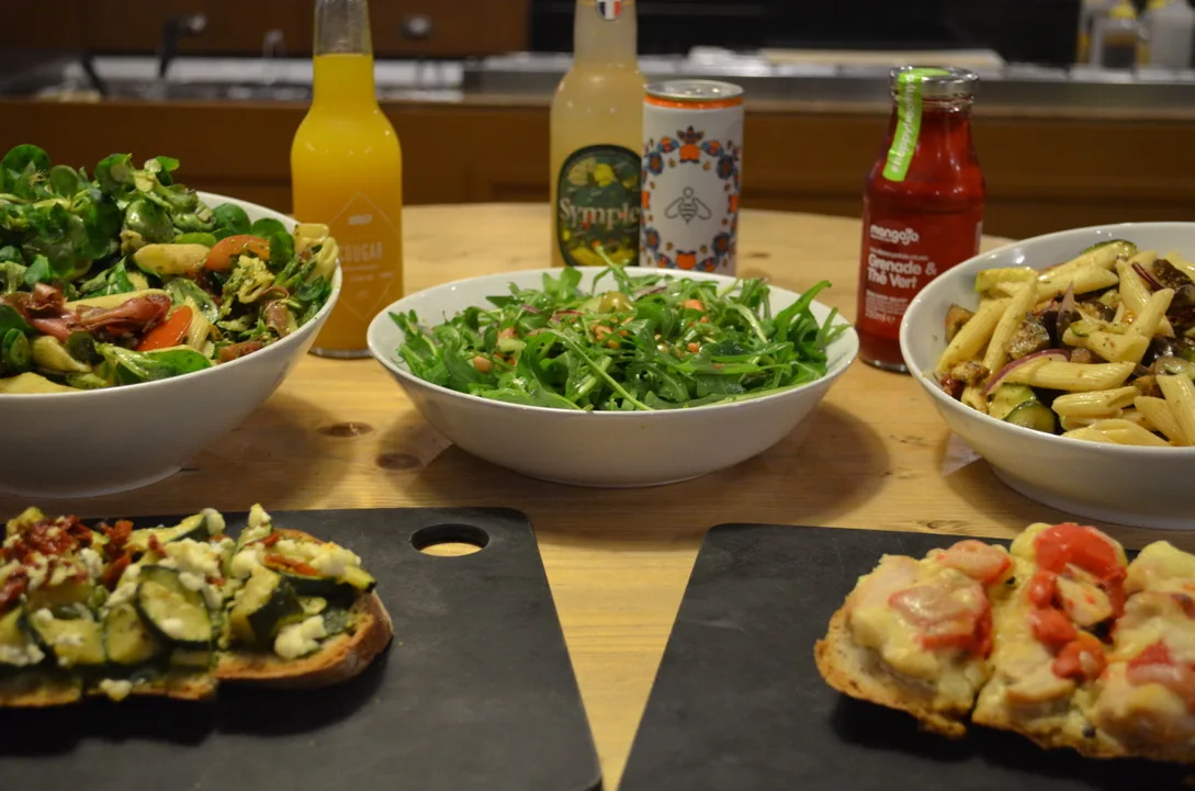 Salades, pâtes et tartines sur le comptoir